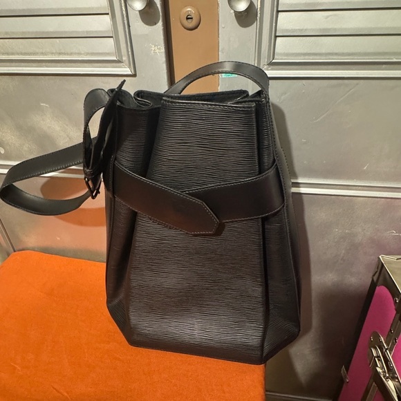 LV epi Sac d’epaule - Picture 1 of 14